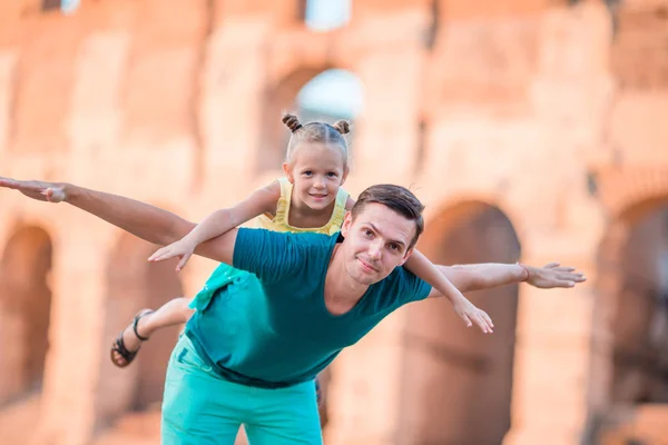 Familie in Europa. Gelukkig vader en beetje schattig meisje geniet van vakantie onder Colloseum — Stockfoto