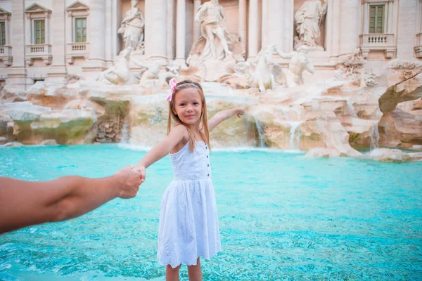 Adorable niñita en la Fuente de Trevi en Roma. Niño feliz disfrutar de sus vacaciones europeas en Italia —  Fotos de Stock