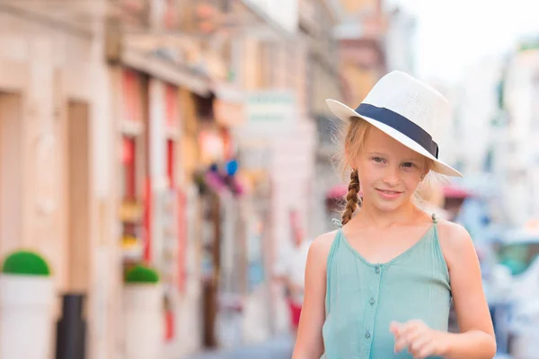 Rozkošný šťastná holčička venku v evropském městě. Portrét z kavkazské kid Užijte si letní dovolenou v Evropě — Stock fotografie
