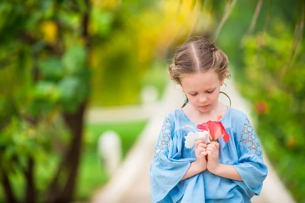 Adorable niña con flores al aire libre en las vacaciones de verano —  Fotos de Stock