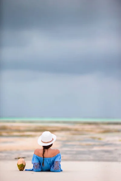 Mooie vrouw aan het strand bij eb — Stockfoto