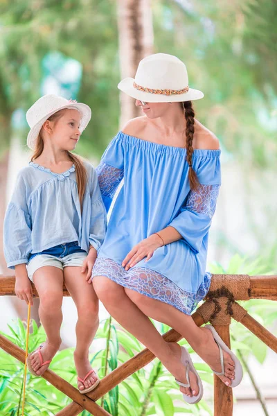 Niña y madre joven juntas en vacaciones caribeñas de verano — Foto de Stock