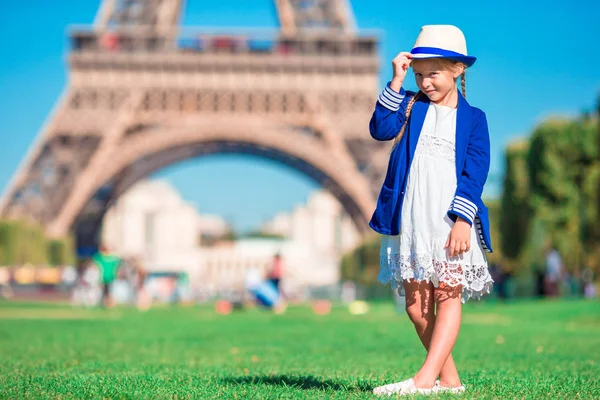 Adorable niña en París fondo de la torre Eiffel —  Fotos de Stock