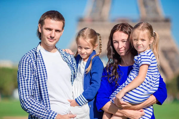 Счастливая семья с двумя детьми в Париже возле Эйфелевой башни — стоковое фото
