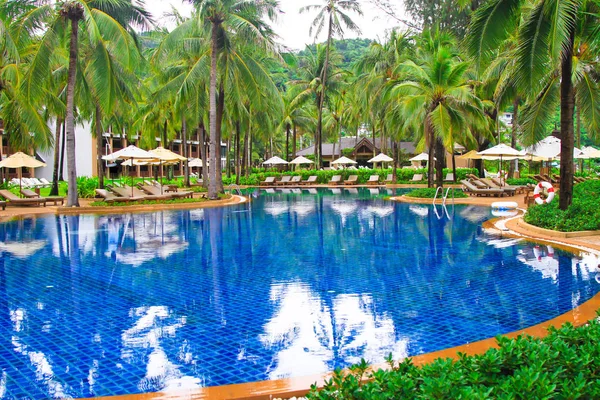 Hermosa piscina en complejo tropical, Phuket, Tailandia . —  Fotos de Stock