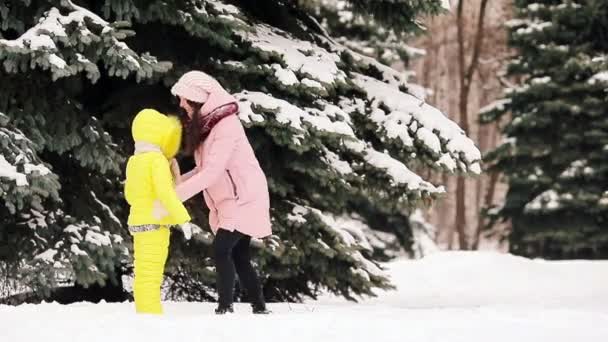 Lycklig mamma och barn njuta av snöig vinterdag — Stockvideo