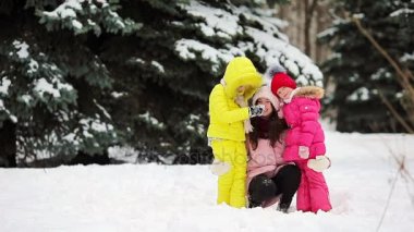 Mutlu aile zevk karlı kış günü