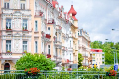 Renkli otel ve geleneksel binaları güneşli şehir, Karlovy Vary üzerinde. Çek Cumhuriyeti'nde en çok ziyaret edilen kaplıca kenti.