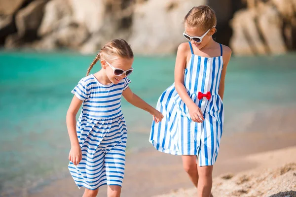 Schattige kleine meisjes tijdens de zomervakantie. Kinderen genieten van hun reis in Griekenland — Stockfoto