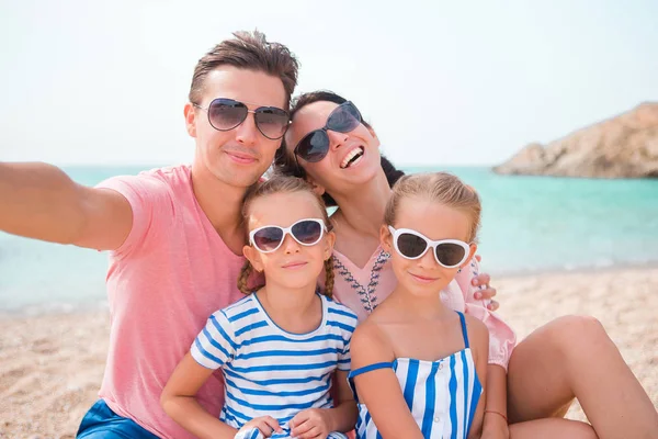 Joven hermosa familia tomando selfie en la playa — Foto de Stock