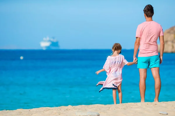 Feliz papá y niña en vacaciones de verano en la playa —  Fotos de Stock