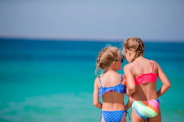 Αξιολάτρευτα κοριτσάκια που διασκεδάζουν στις διακοπές στην παραλία — Φωτογραφία Αρχείου