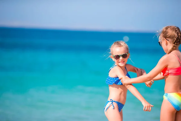 Adorables niñas durante las vacaciones de verano. Los niños disfrutan de su viaje en Grecia —  Fotos de Stock