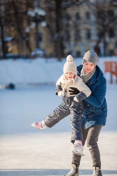 Родина розважається на ковзанах на відкритому повітрі — стокове фото