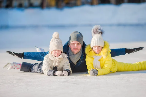Семья наслаждается зимой на катке на открытом воздухе — стоковое фото