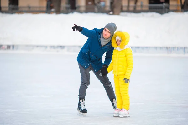 Family have fun on skating rink outdoors — Stock Photo, Image