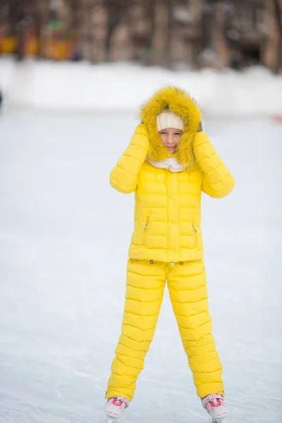 Adorabile bambina che pattina sulla pista di pattinaggio all'aperto — Foto Stock
