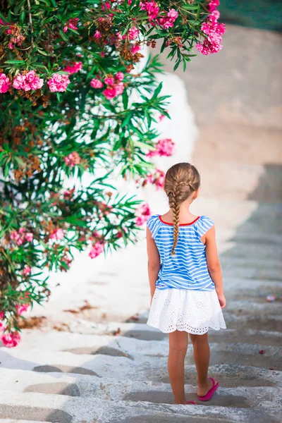 Schönes Mädchen in der Straße eines typisch griechischen traditionellen Dorfes auf der Insel Mykonos, in Griechenland — Stockfoto