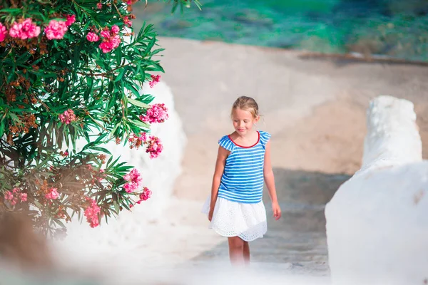 在街的典型希腊传统村庄与白色的墙壁和多彩门在希腊米克诺斯岛上的孩子 — 图库照片