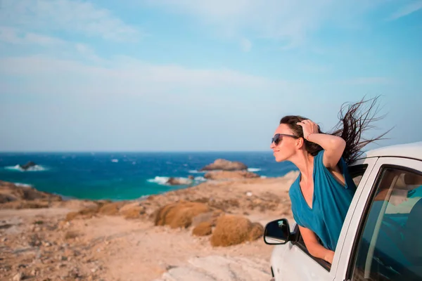 开车旅行度假幸福的女人。暑假和汽车旅行概念. — 图库照片