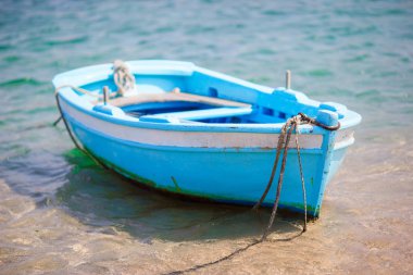 Tipik mavi ve beyaz renk Yunanistan'da Mykonos limanda Yunan balıkçı teknesi