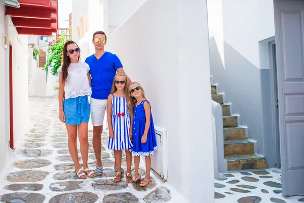 Familjesemester i Europa av typiska grekiska traditionella byn på Mykonos — Stockfoto