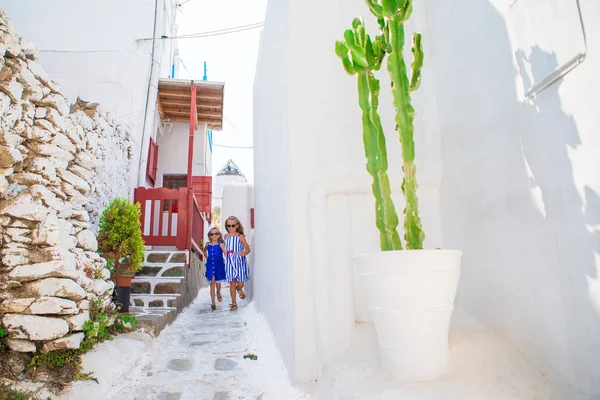 两个女孩在户外玩乐希腊传统民居聚落中的蓝色连衣裙 — 图库照片