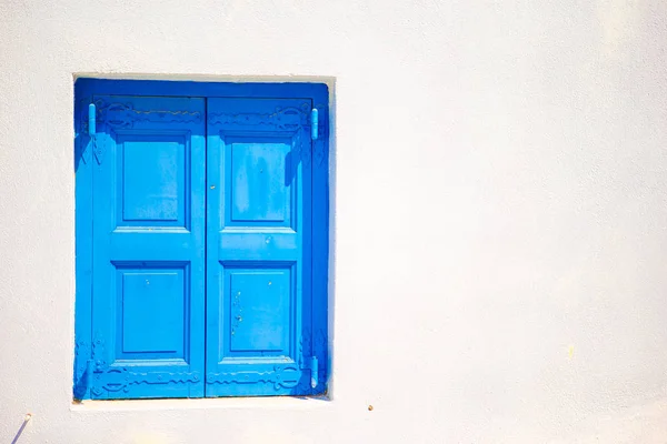 Παραδοσιακά πολύχρωμα παράθυρο στα στενά σοκάκια της Μυκόνου. — Φωτογραφία Αρχείου
