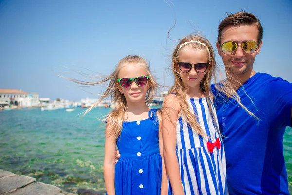 Rodzinne wakacje w Europie. Ojciec i dzieci biorąc selfie tło miasta Mykonos w Grecji — Zdjęcie stockowe