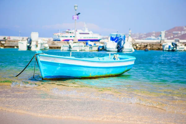 Typowy kolor niebieski i biały łodzi rybackiej grecki Mykonos port na wyspie Mykonos, Cyklady, Grecja — Zdjęcie stockowe
