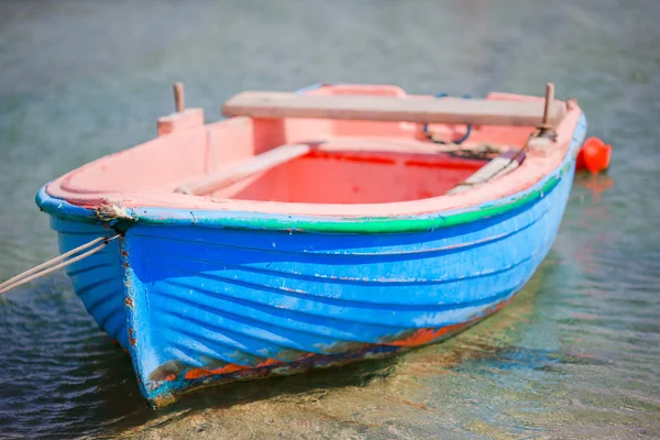 典型的蓝色和白色颜色的米科诺斯端口上基克拉泽斯，希腊米克诺斯岛希腊渔船 — 图库照片