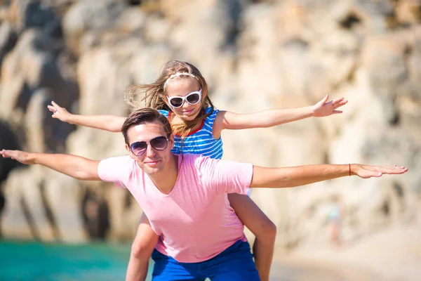 Happy dad and little girl enjoy summer vacation — Stock Photo, Image