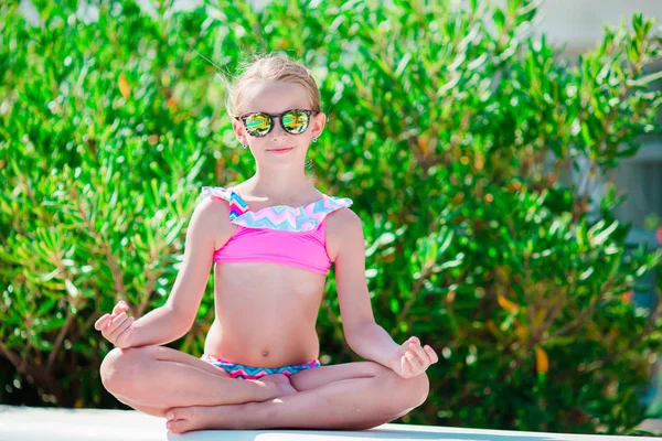 Portrait of adorable little girl in yoga outdoor on vacation — Stock Photo, Image