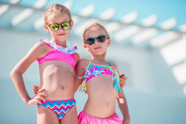 Retrato de adoráveis meninas se divertindo nas férias de verão — Fotografia de Stock