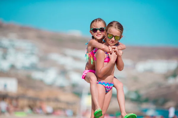 Adorables niñas divirtiéndose en vacaciones de verano en la playa — Foto de Stock