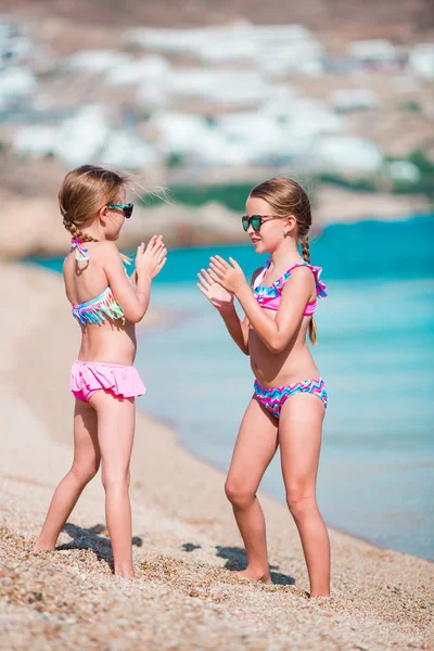 Imádnivaló kislányok szórakozás közben tengerparti nyaralás — Stock Fotó