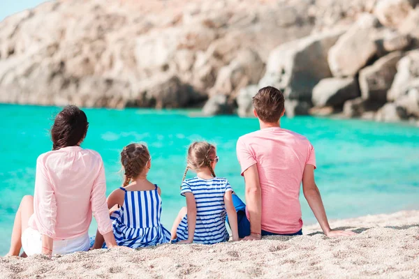 Sahilde genç güzel aile