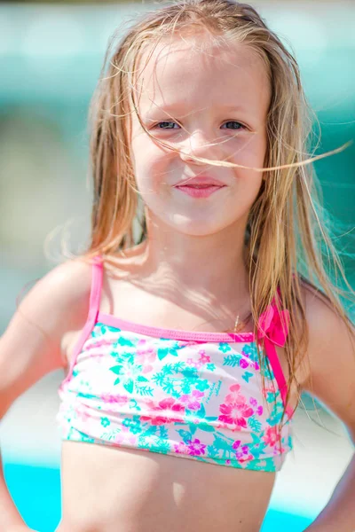 Sevimli gülümseyen küçük kız plaj tatil — Stok fotoğraf