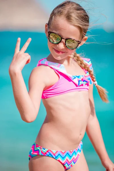 Urocza, uśmiechnięta dziewczynka na wakacje na plaży — Zdjęcie stockowe