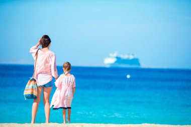 Beach tatil sırasında küçük kız ve genç anne