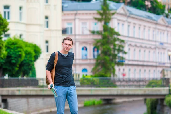 Joven chico urbano de vacaciones explorando la ciudad en Europa —  Fotos de Stock