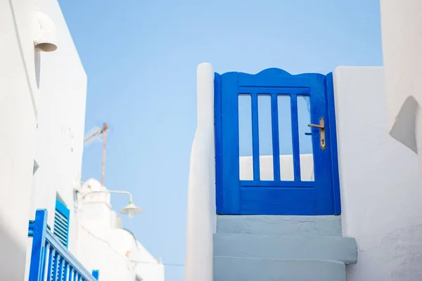 Traditionella hus med blå dörr och vita trappor i de smala gatorna i Mykonos, Grekland. — Stockfoto