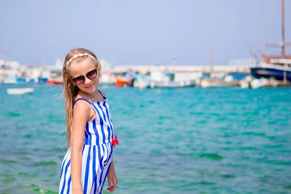 Retrato de adorável sorridente menina em férias na praia — Fotografia de Stock
