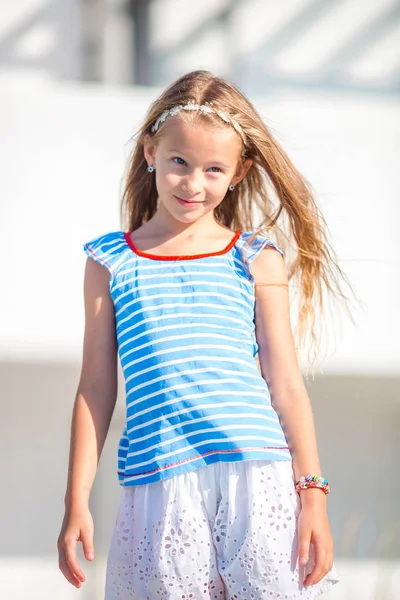 Portrait of adorable smiling little girl on beach vacation — Stock Photo, Image