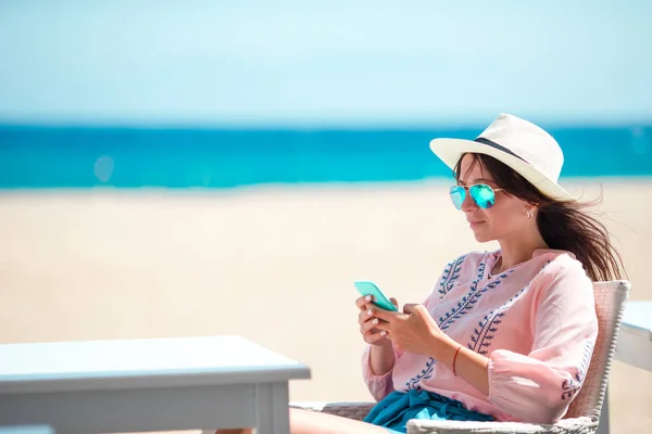 手机在户外在海滩上的女人。使用手机的旅游. — 图库照片