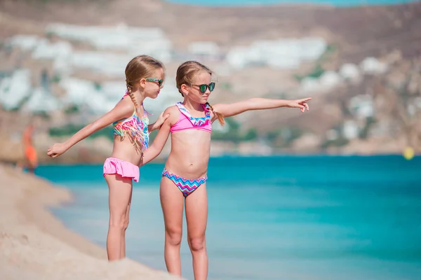 Adorable little girls enjoy summer beach vacation — Stock Photo, Image