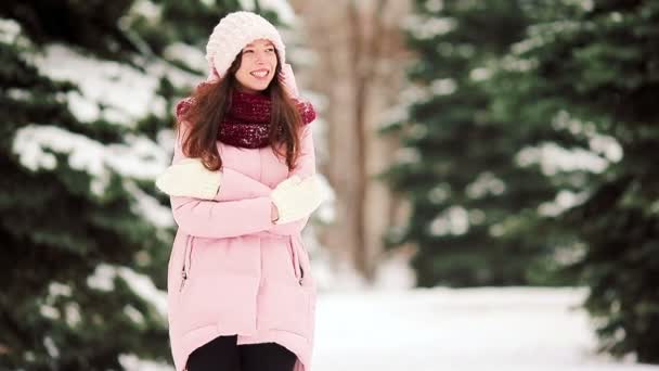 Счастливая женщина в снежную погоду на открытом воздухе в прекрасный холодный день — стоковое видео