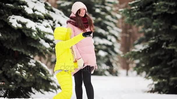 Семья в снежную погоду на открытом воздухе в прекрасный зимний день — стоковое видео