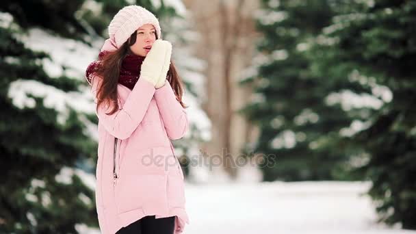 幸福的女人，在大雪天气，在户外上美丽的冷一天 — 图库视频影像