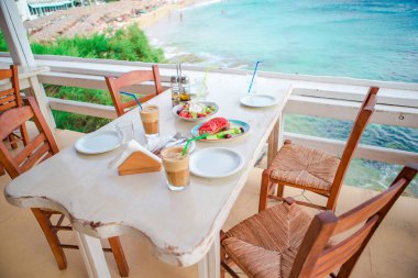 Açık Cafe'de öğle yemeği için lezzetli taze salata, frappe ve brusketa ile geleneksel yemek hazır